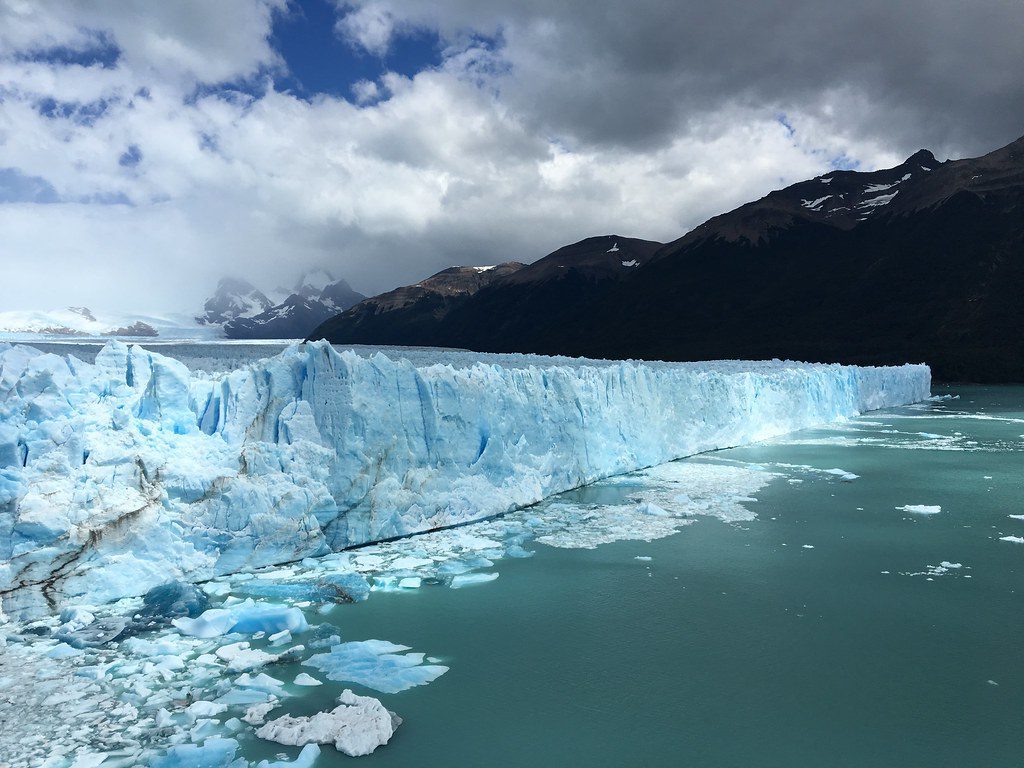 Maravíllate‍ con la majestuosidad de los glaciares y las montañas