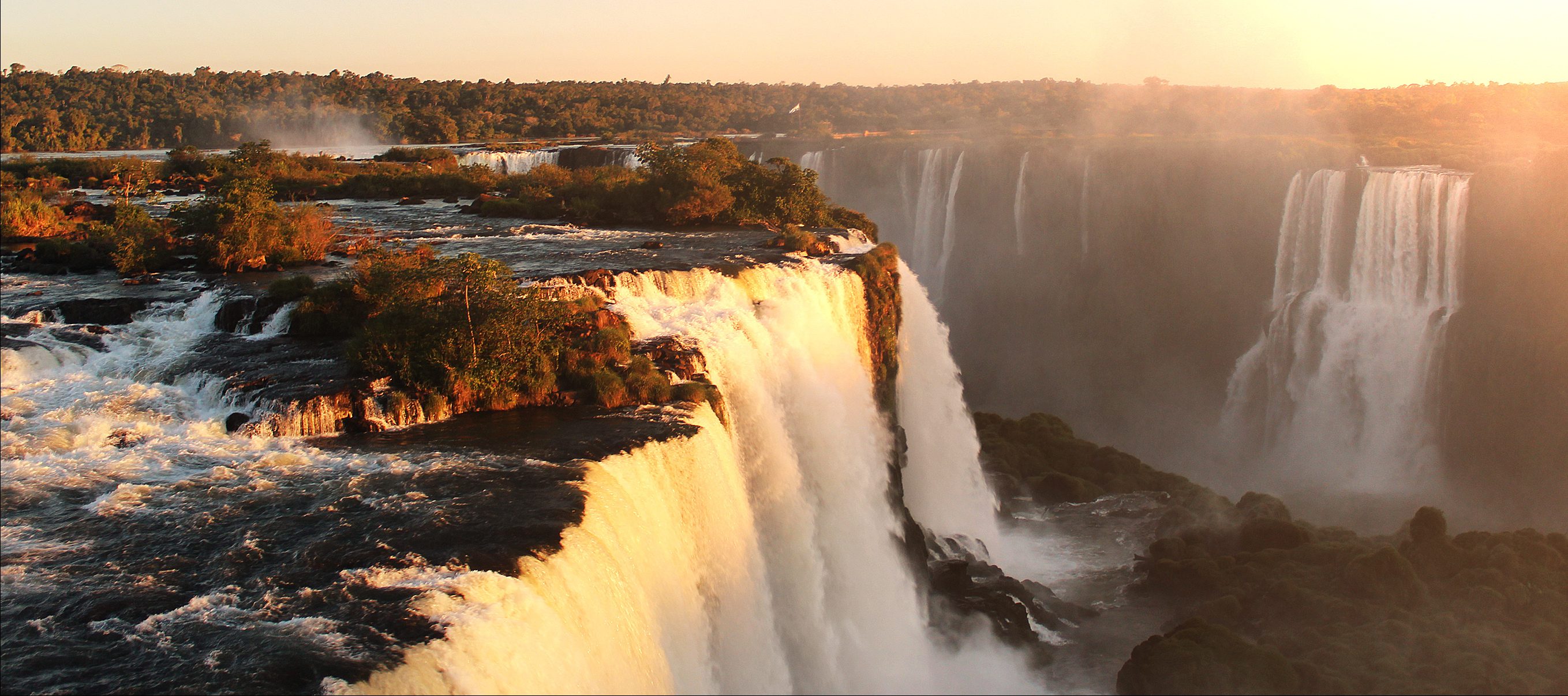 La majestuosidad de ⁣las cataratas en ⁣el⁣ Parque Estatal High Falls