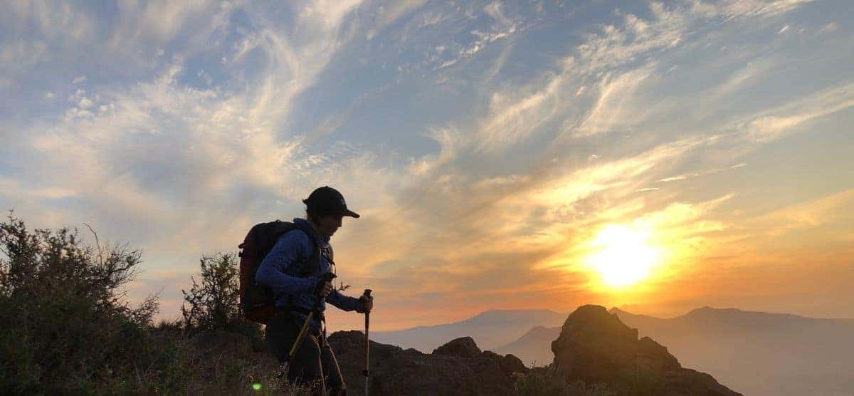 Senderismo entre imponentes acantilados​ y​ altos picos