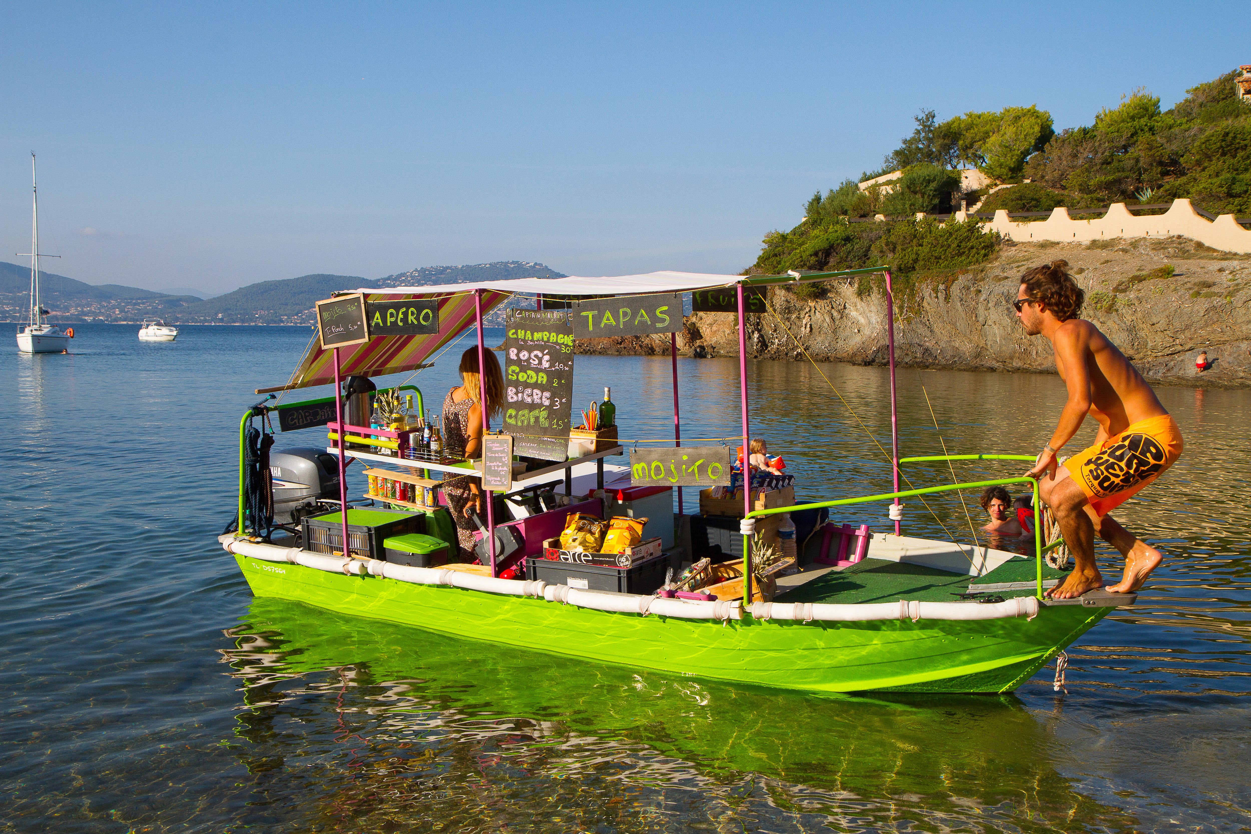 Disfruta de paseos en bote y deportes acuáticos en un entorno impresionante