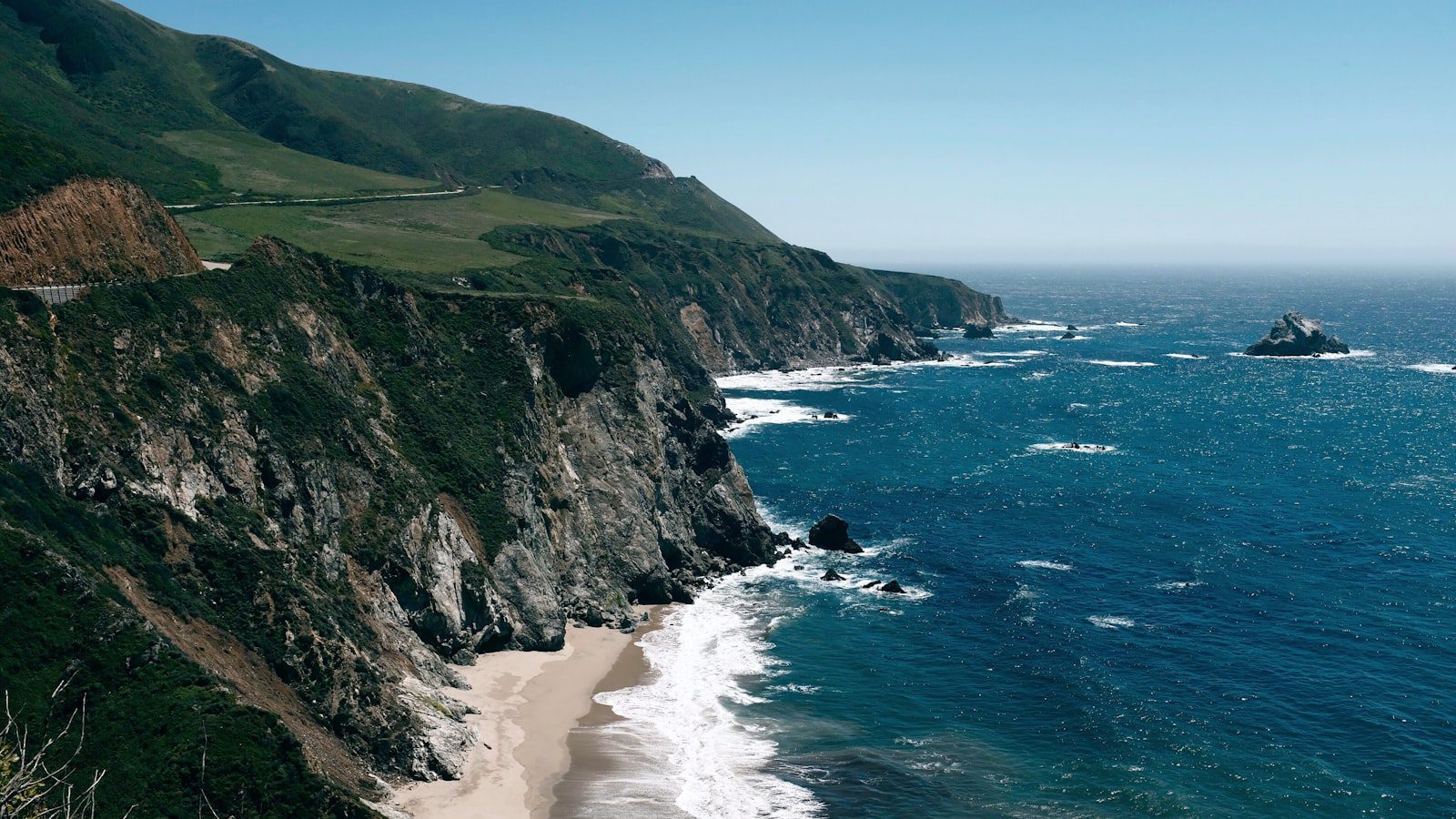 Sumérgete en la exuberante vegetación de‌ Big Sur