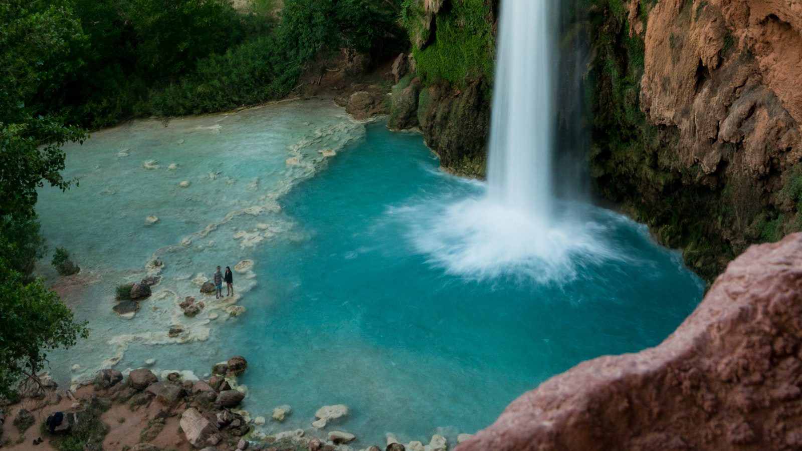 Cascadas ⁢y arroyos‍ mágicos que te ‌cautivarán