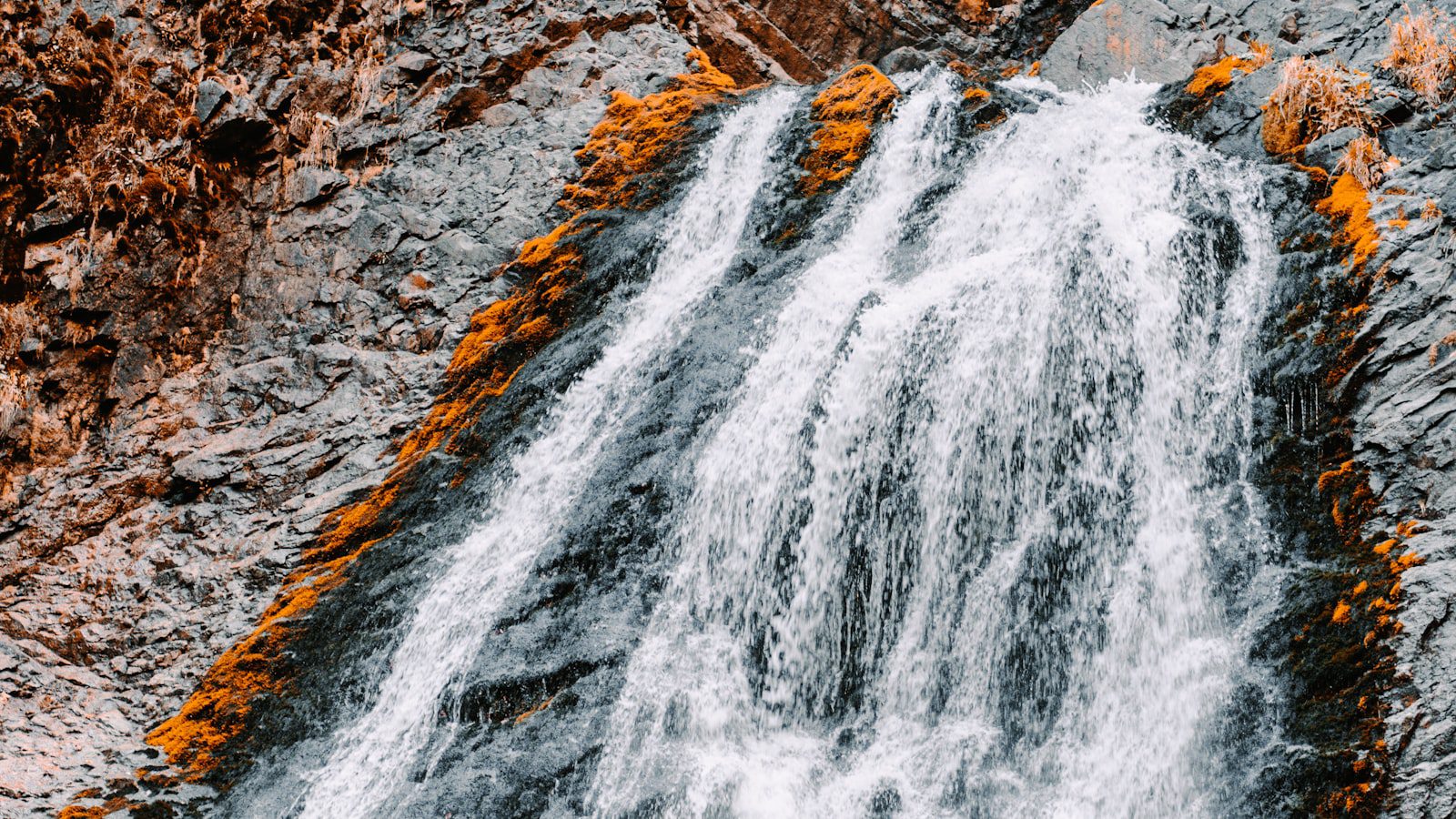 Cascadas impresionantes⁣ y piscinas cristalinas ⁢para ⁤refrescarse