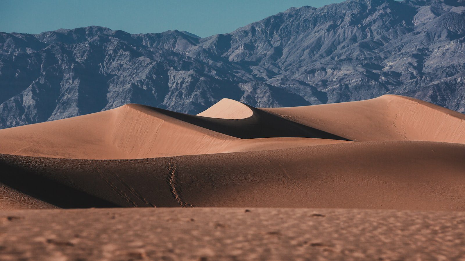 Experimenta la emocionante aventura‌ de hacer senderismo en Death Valley