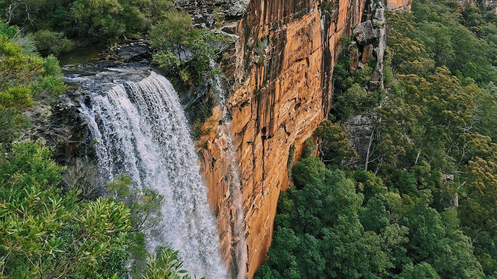 Disfruta de ​las impresionantes ⁤cascadas ⁤y⁣ arroyos