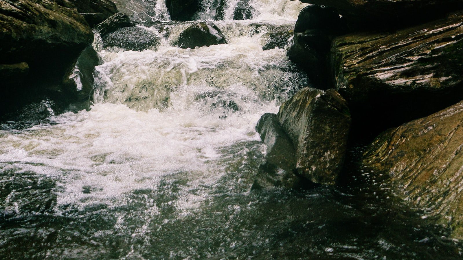 Explorando las impresionantes ⁣cataratas y piscinas⁣ naturales