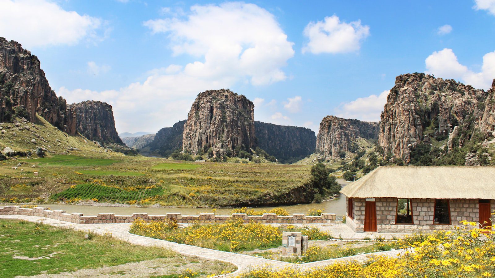 Explora los Cañones y Oasis Ocultos