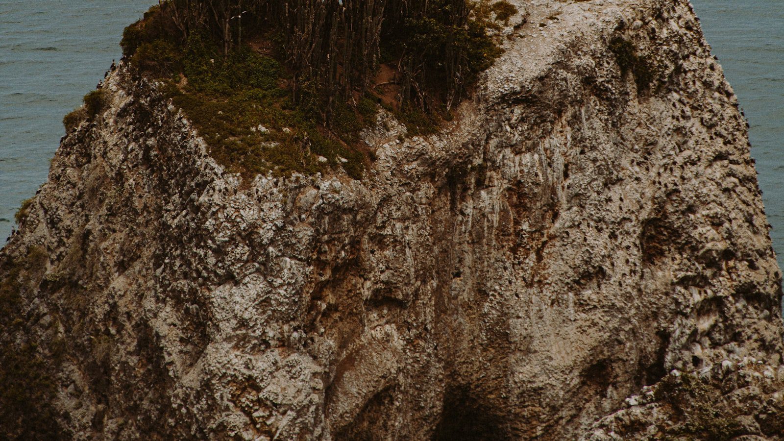 Asómate al acantilado y admira la majestuosidad del paisaje