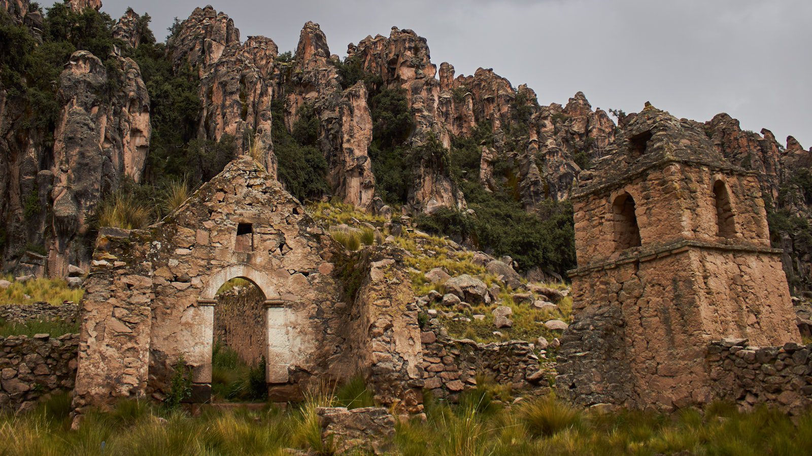 Explora los cañones de roca y cascadas impresionantes